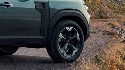 Detalj točka Dacia Duster gume na neravnom terenu.